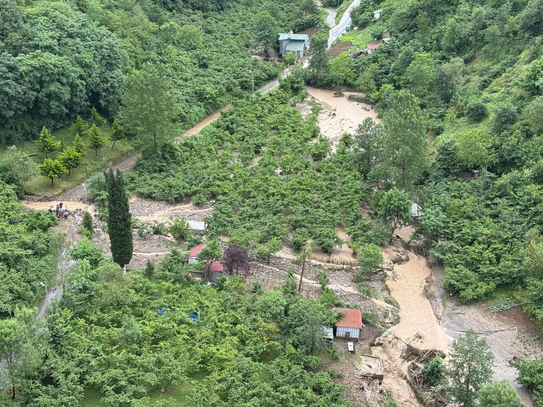 Sel suları Trabzon’u vurdu! Toklu deresi taştı, eski devlet sahil yolu Venedik’e döndü 40